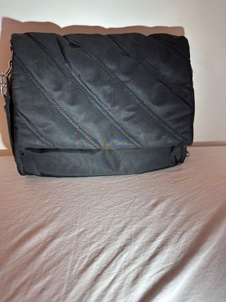 Bolso negro acolchado