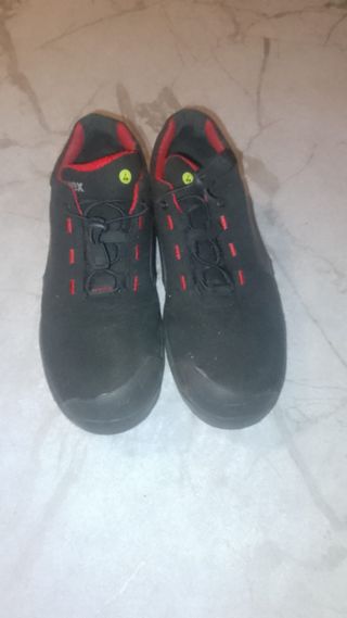 Zapatillas de seguridad negras y rojas