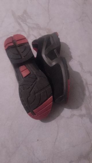 Zapatillas de seguridad negras y rojas