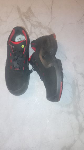Zapatillas de seguridad negras y rojas