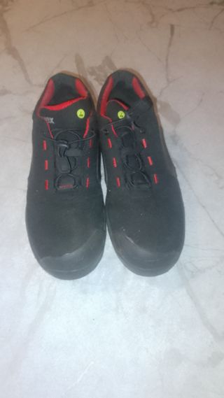 Zapatillas de seguridad negras y rojas