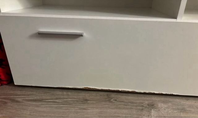 Mueble TV blanco y negro compuesto por 3 módulos