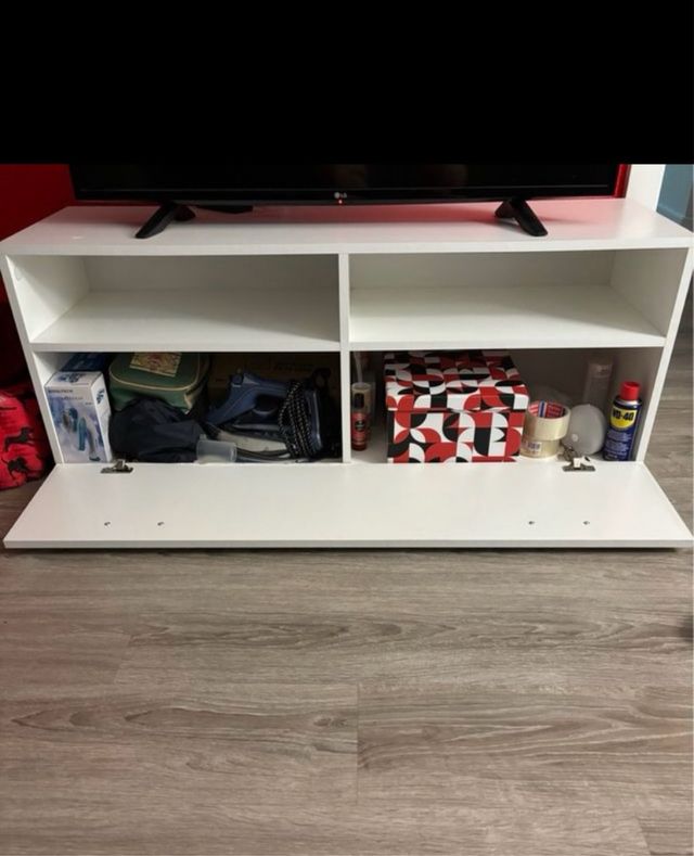 Mueble TV blanco y negro compuesto por 3 módulos