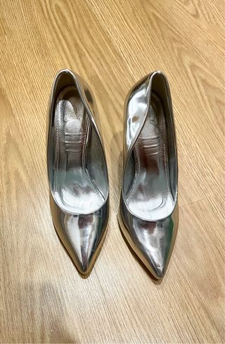 Zapatos de salón plateados (un sólo uso)