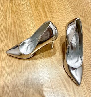 Zapatos de salón plateados (un sólo uso)