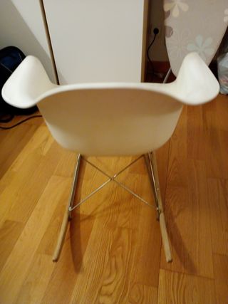 Silla mecedora infantil blanca