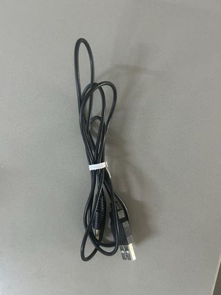 Cabo com conector redondo de 1 cm e borda amarela