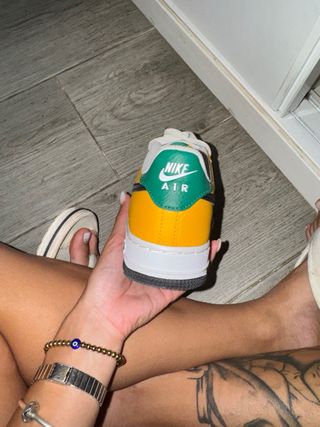 Nike Air Force 1 blancas y amarillas