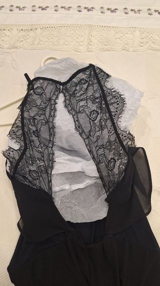 Mono negro con espalda de encaje