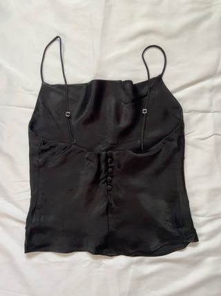 Top negro satinado de tirantes estilo cami