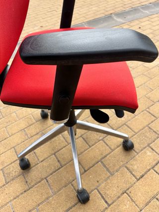 Silla de estudio roja y negra