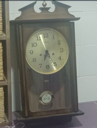 Reloj de pared vintage de madera
