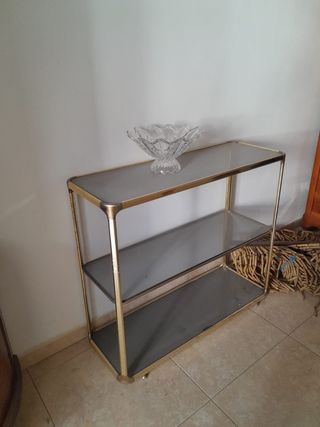 Estantería de cristal y metal dorado