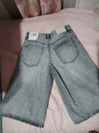 Vaqueros cortos grises desgastados