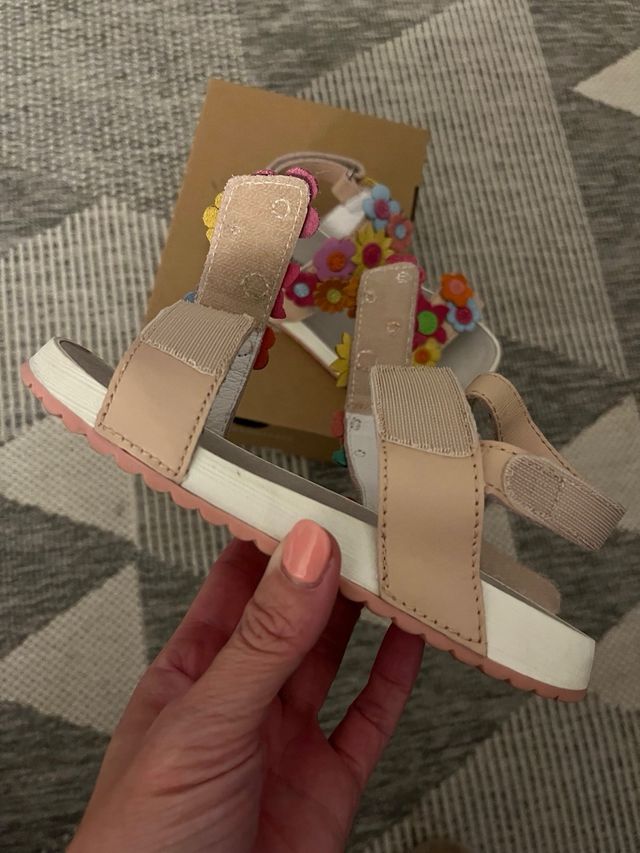 Sandalias niña piel flores