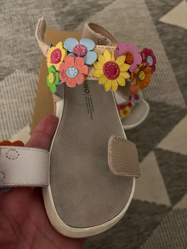 Sandalias niña piel flores