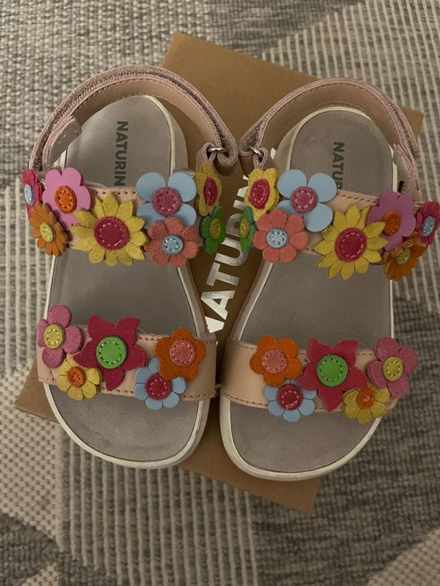 Sandalias niña piel flores