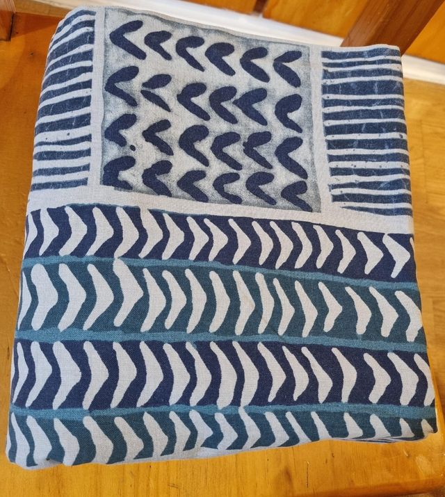 Funda de tela azul y blanca