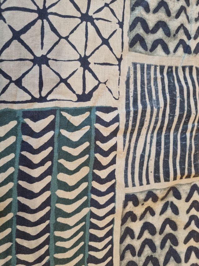 Funda de tela azul y blanca