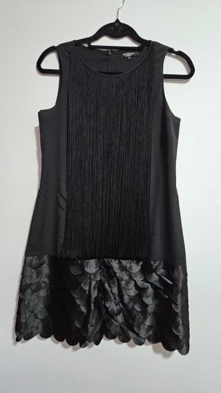 Vestido negro con flecos y escamas 
