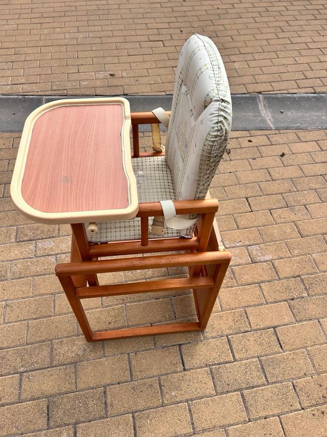 Trona de madera para bebé