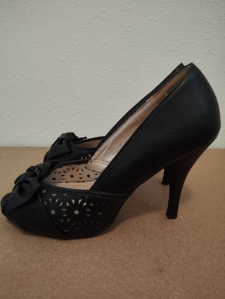 Tacones negros con lazo y detalles calados