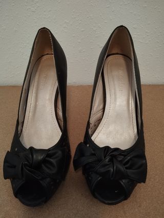 Tacones negros con lazo y detalles calados
