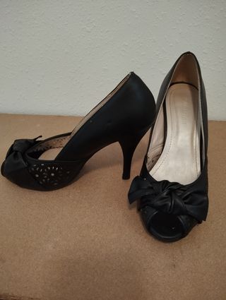 Tacones negros con lazo y detalles calados