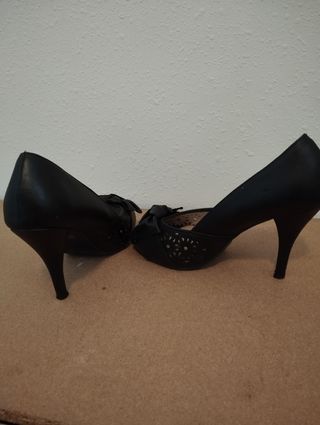 Tacones negros con lazo y detalles calados