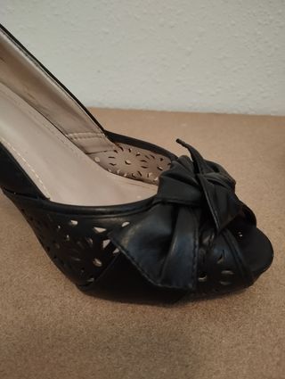 Tacones negros con lazo y detalles calados