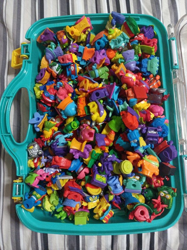 Lote 10 Figuras Superthings elegidos al azar.