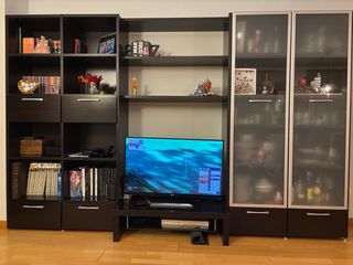 Mueble de salón negro y transparente