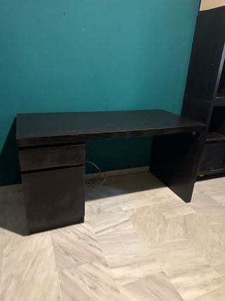 Escritorio negro-marrón con cajón