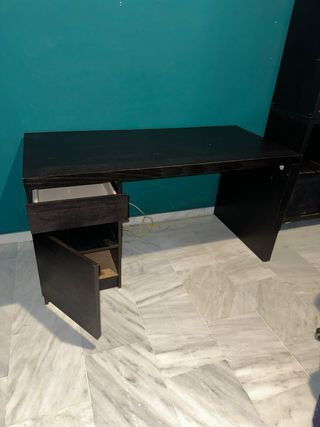 Escritorio negro-marrón con cajón