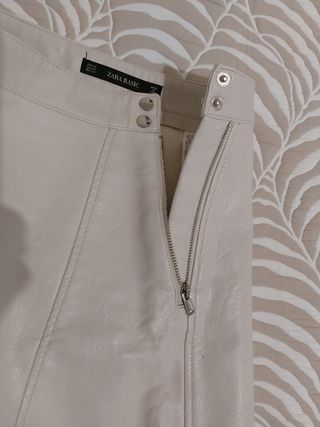 Falda efecto piel Zara Talla XS