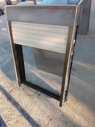 Ventana aluminio con persiana 