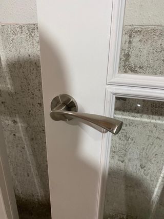 Puertas lacadas en blanco.