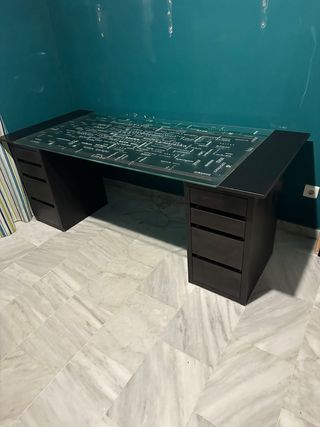 Escritorio con cajoneras y cristal negro