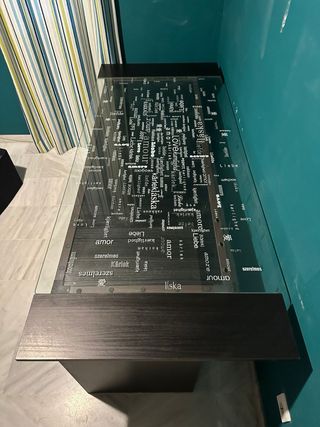Escritorio con cajoneras y cristal negro