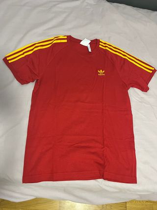 Camiseta Adidas Roja con Rayas Amarillas