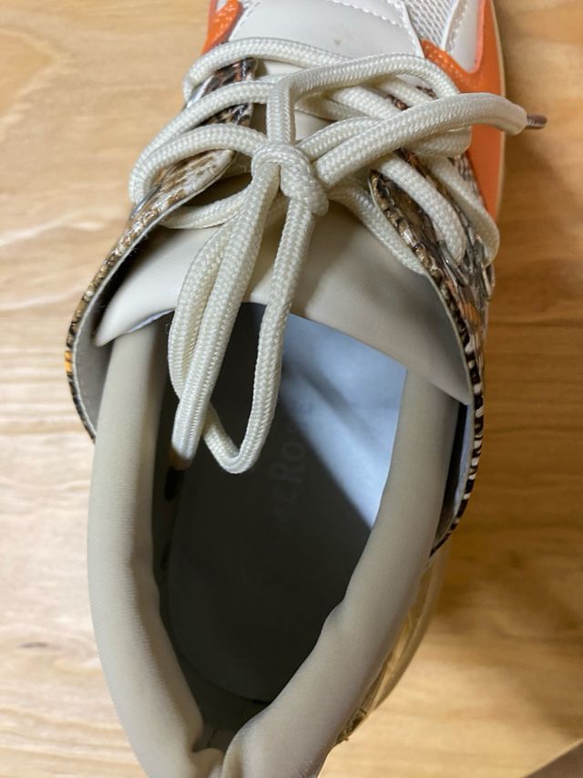 Tenis Beige y Naranja