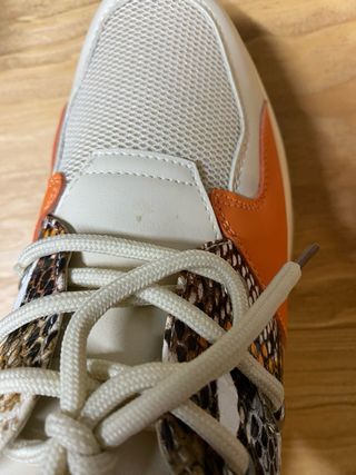 Tenis Beige y Naranja