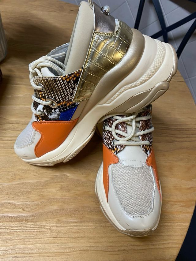 Tenis Beige y Naranja