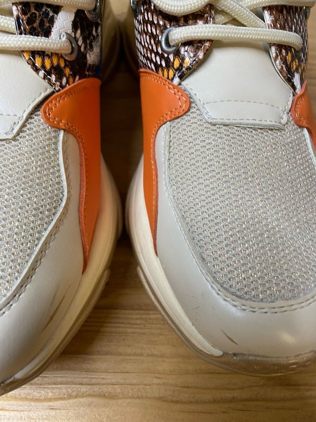 Tenis Beige y Naranja
