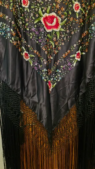 Manton de Manila negro bordado