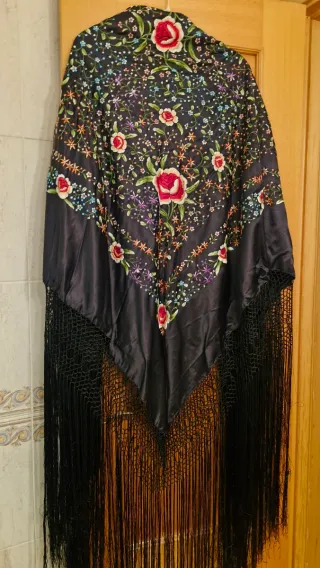 Manton de Manila negro bordado