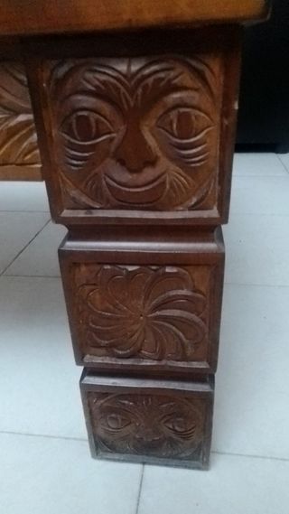 Mesa de centro antigua de madera y mármol