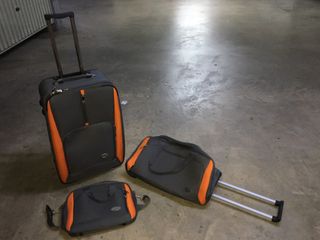 Maleta de viaje gris y naranja
