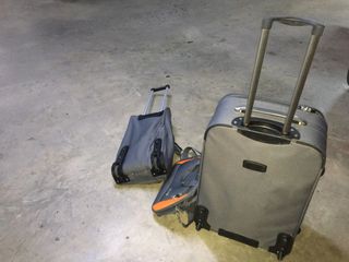 Maleta de viaje gris y naranja