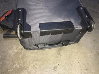 Maleta de viaje gris y naranja